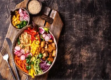 Large Bowl — Kies je basis, 2 proteïnes, 5 toppings en dressing. Voor de echte honger of als je gewoon niet kunt kiezen.