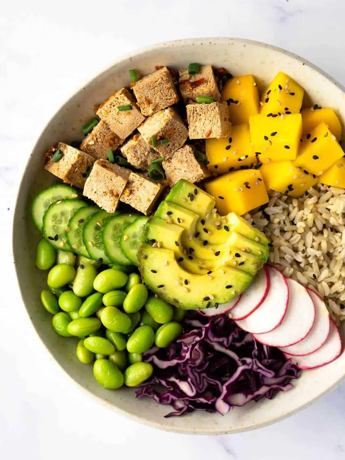 Vegan Rainbow — Gegrilde tofu, rode biet, wortel, avocado, edamame, radijs en onze romige tahini dressing. Kleurrijk, voedzaam en 100% plantaardig.